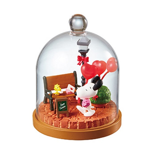 Peanuts Snoopy Life In USA 3-Inch Re-ment Terrarium Collectible